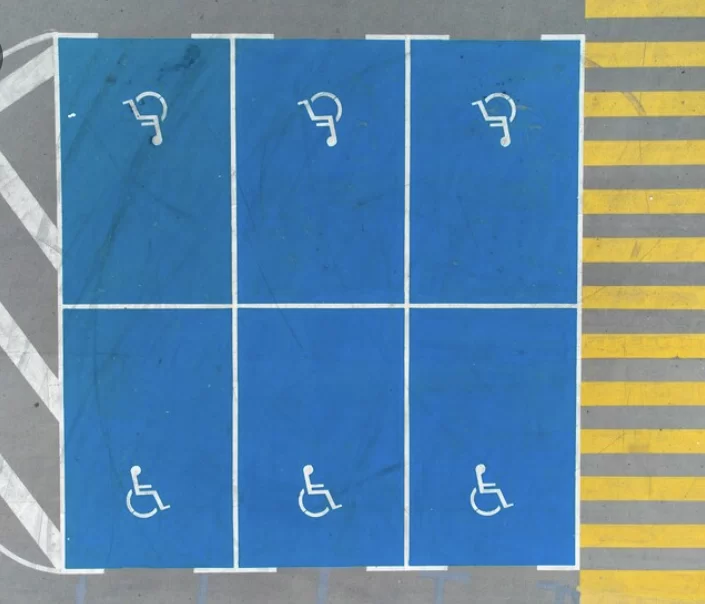 Оборудование парковок для инвалидов: требования, ГОСТ, разметка и знак