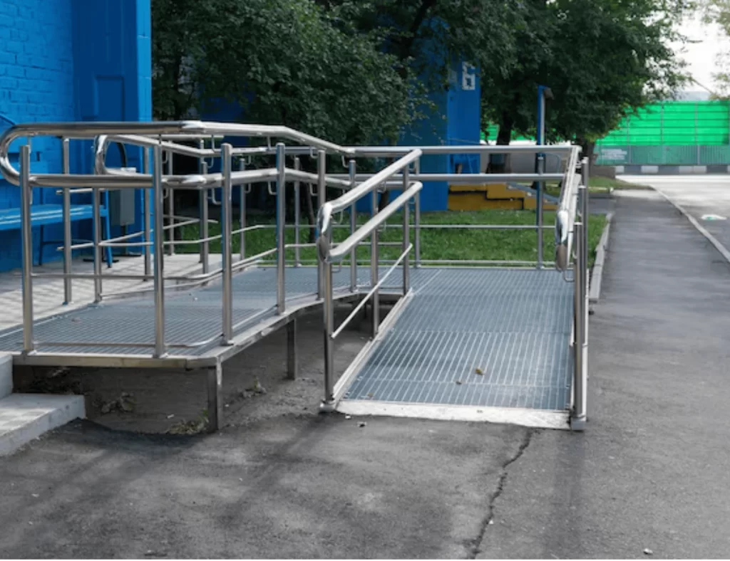 Вход для инвалидов, если нельзя поставить пандус