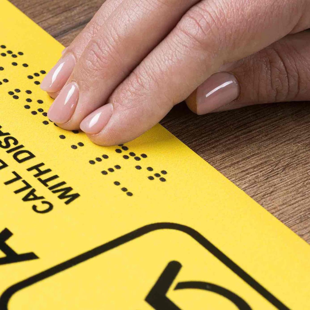 Вывеска с шрифтом Брайля